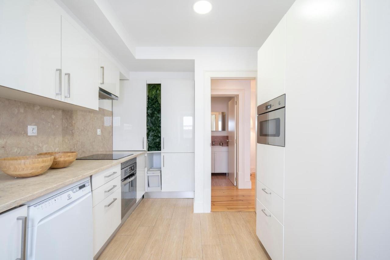 Warm And Cozy Parquet Flooring Apartment In Almada Buitenkant foto