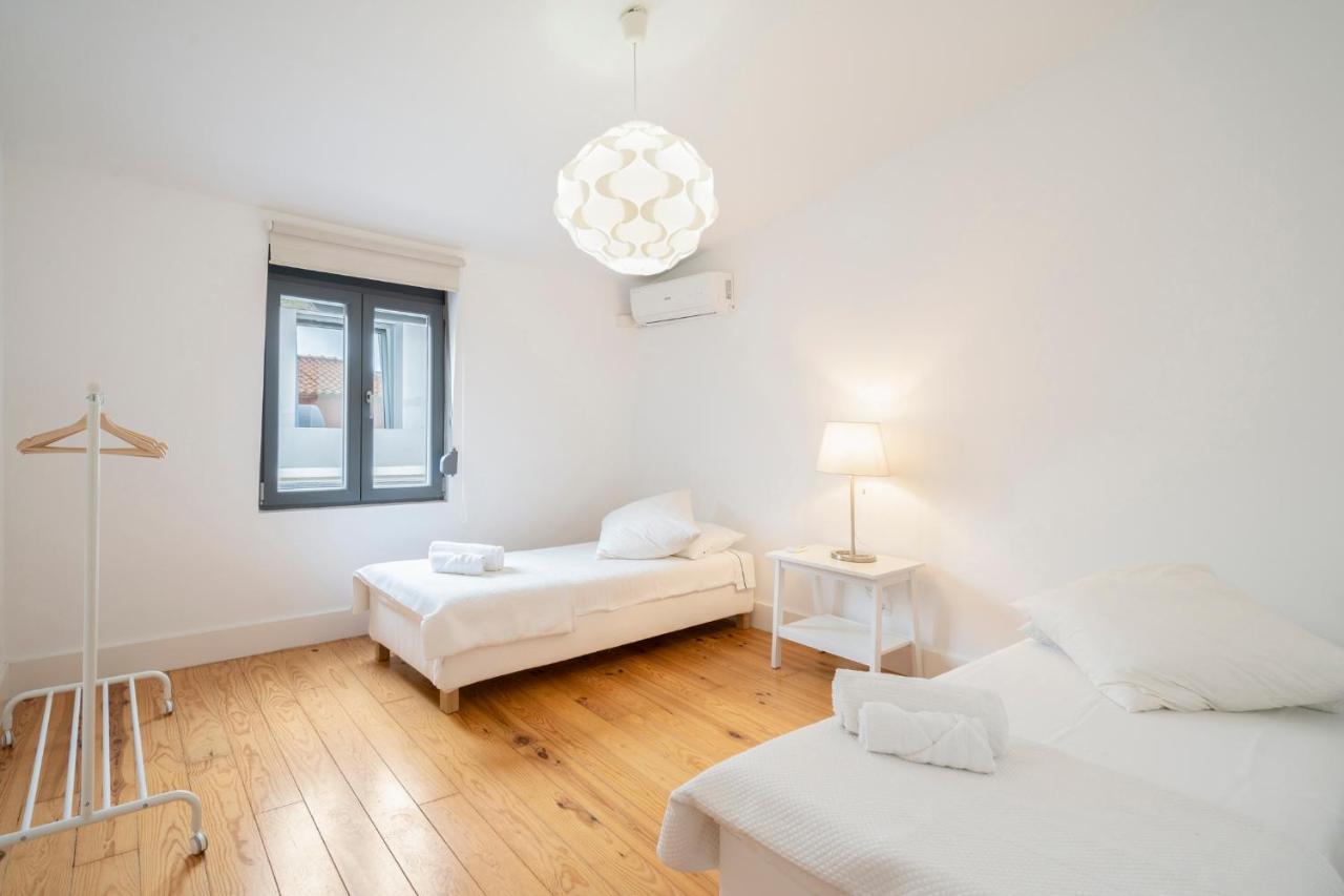 Warm And Cozy Parquet Flooring Apartment In Almada Buitenkant foto