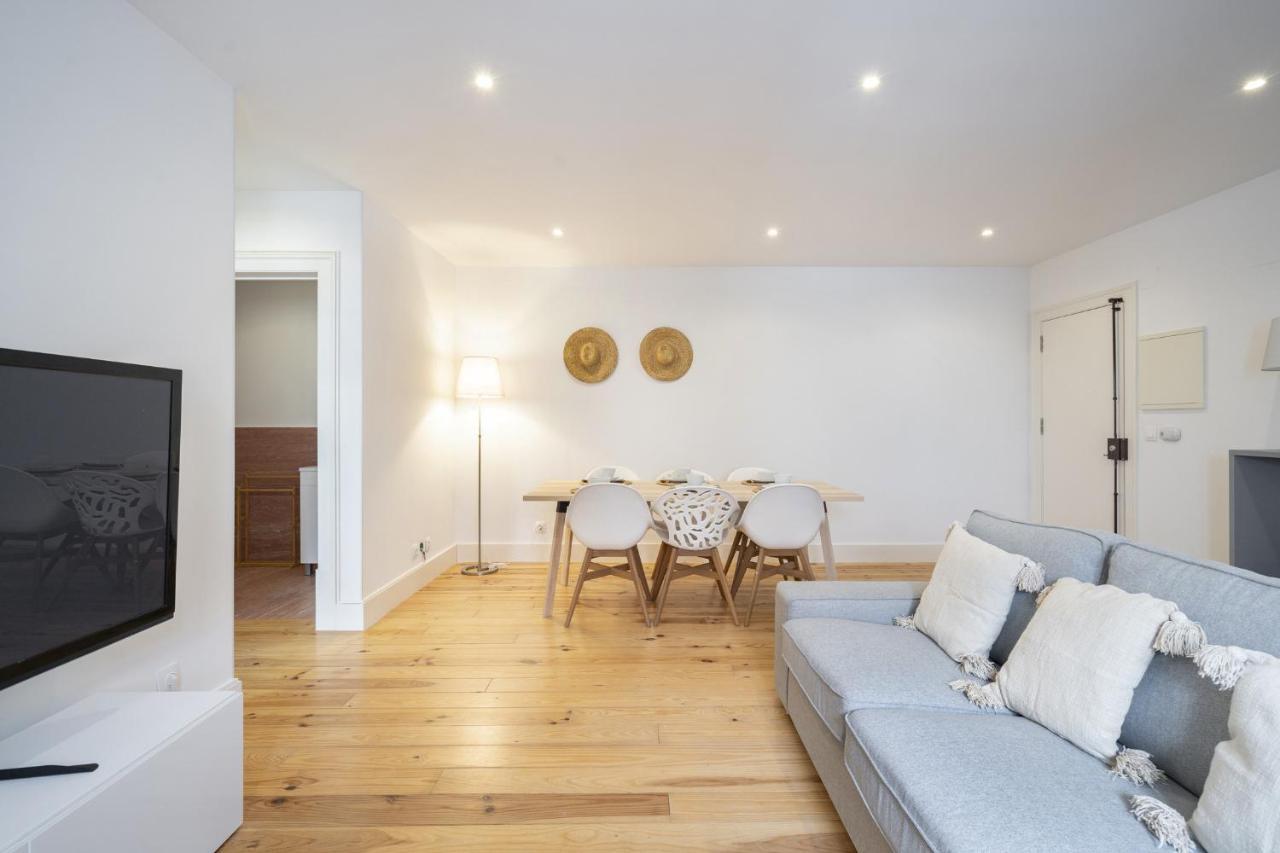 Warm And Cozy Parquet Flooring Apartment In Almada Buitenkant foto